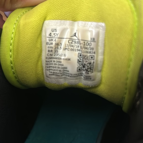 Air jordan mids size 4.5y - Picture 5 of 9